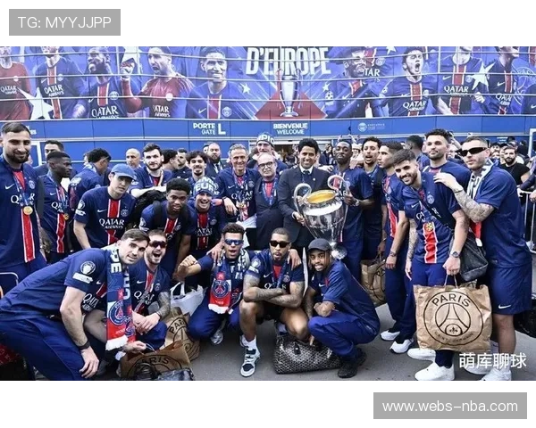 恩里克执教巴黎圣日耳曼，率队成就“六冠王”伟业