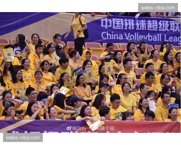 柏林联成功保级,主场球迷赛后久久不愿离去高唱队歌 柏林联成功保级,主场球迷赛后久久不愿离去高唱队歌